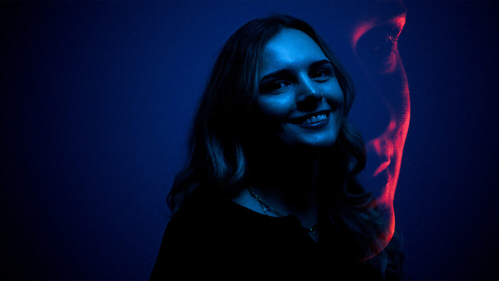Cara Böckermann @ kochstrasse.agency – Wunderbar, die Cara ist da! 🤩 Cara passt bei uns darauf auf, dass nicht nur die Ideen, sondern auch die Timings stimmen. ⏰ Dank ihres PR-Studiums und ihrer ziemlich ausgeprägten Lösungsorientierung fällt es ihr ganz leicht, das große Ganze im Blick zu behalten und die Dinge auf den Punkt zu bringen. Und das sind natürlich längst nicht ihre einzigen Qualitäten: Cara ist empathisch, offen und spätestens wenn sie anfängt, über Verschwörungstheorien zu reden, auch ziemlich witzig. 😂 Nach Erfahrungen auf Agentur- und Konzernseite hat Cara gemerkt, dass ihr das kreative Umfeld fehlt. Da ist sie jetzt bei uns natürlich genau an der richtigen Adresse. 🫶 Obwohl Cara als Projektmanagerin im Arbeitsalltag eher auf der organisatorischen Seite des Geschehens unterwegs ist, hat sie selbst auch eine ziemlich kreative Ader. 👩‍🎨 Sie begeistert sich für aufwendige Nageldesigns 💅 und kleine DIY-Projekte. 🎨 Ihr perfekter freier Tag? Ein leeres Gym, leckeres Eis, Sonne, klares Wasser, eine leichte Brise und ein Espresso Martini. 🍸 Richtig krass: Cara ist bei Candy Crash einfach mal bei Level 10.374 angekommen. 🤯 Der Fakt hätte auch im Lebenslauf überzeugt. Wir freuen uns jedenfalls darauf, gemeinsam mit dir noch ganz neue Level zu erreichen. 🚀
