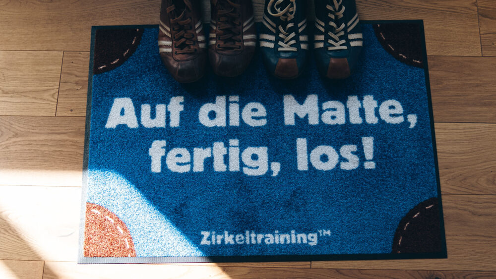 kochstrasse.agency and Markus Kreykenbohm Credentials & Cases – Zirkeltraining™ Bernd Dörr Recycling Goods – Fußmatte Branding mit Kontext
