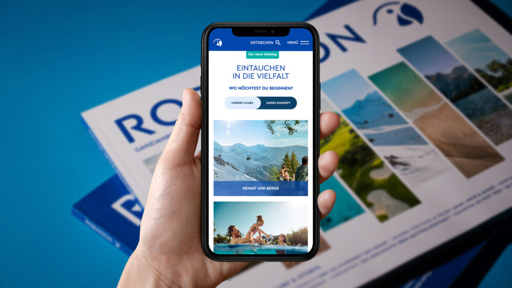 Kochstrasse for ROBINSON – Ein Katalog, der mehr ist
Für ROBINSON haben wir den Ganzjahreskatalog 24/25 komplett neu gedacht. Unser Ziel: Inspiration statt Information. Emotionen statt Standard. Das Ergebnis ist ein Wendekatalog, der unsere Zielgruppen auf zwei einzigartige Reisen mitnimmt – inklusive eines interaktiven Gewinnspiels in der Mitte.
🔹 Storytelling trifft Gestaltung
Hinter dem „weißen Titel“ stehen die 26 ROBINSON-Clubs – jeder Club als individuelles Erlebnis. Reiseberichte, Interviews, Bilderstrecken oder To-Do-Listen vermitteln authentische Eindrücke und erleichtern die Buchungsentscheidung emotional.
🔹 Marke mit Tiefgang
Der „blaue Titel“ bringt die zentralen Markenelemente auf den Punkt: Entertainment, Kulinarik, Sport, WellFit® und Kinderbetreuung. Alles nahtlos eingebettet in die „Happy Faces“-Kampagne, um eine starke visuelle und inhaltliche Verbindung zu schaffen.
🔹 Print & Digital perfekt verzahnt Jede Club-Visitenkarte verknüpft den Print-Katalog mit dem digitalen ROB - MAG, wo Gäste tiefer eintauchen können.
Zur Kampagne haben wir den Spot „Der neue Katalog ist da – Jetzt eintauchen“ konzipiert. Eine bildgewaltige Reise, in der eine Frau träumerisch in die ROBINSON-Welten eintaucht – inspiriert durch den neuen Katalog.
Das Ergebnis: Ein Katalog, der nicht nur informiert, sondern begeistert – und eine Marke, die durch Storytelling noch stärker erlebbar wird.