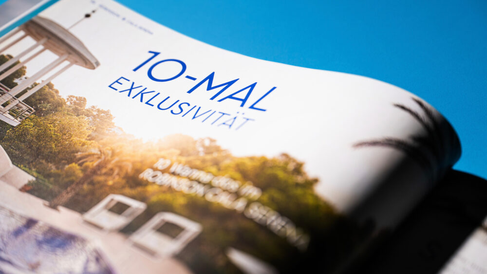 Kochstrasse for ROBINSON – Ein Katalog, der mehr ist
Für ROBINSON haben wir den Ganzjahreskatalog 24/25 komplett neu gedacht. Unser Ziel: Inspiration statt Information. Emotionen statt Standard. Das Ergebnis ist ein Wendekatalog, der unsere Zielgruppen auf zwei einzigartige Reisen mitnimmt – inklusive eines interaktiven Gewinnspiels in der Mitte.
🔹 Storytelling trifft Gestaltung
Hinter dem „weißen Titel“ stehen die 26 ROBINSON-Clubs – jeder Club als individuelles Erlebnis. Reiseberichte, Interviews, Bilderstrecken oder To-Do-Listen vermitteln authentische Eindrücke und erleichtern die Buchungsentscheidung emotional.
🔹 Marke mit Tiefgang
Der „blaue Titel“ bringt die zentralen Markenelemente auf den Punkt: Entertainment, Kulinarik, Sport, WellFit® und Kinderbetreuung. Alles nahtlos eingebettet in die „Happy Faces“-Kampagne, um eine starke visuelle und inhaltliche Verbindung zu schaffen.
🔹 Print & Digital perfekt verzahnt Jede Club-Visitenkarte verknüpft den Print-Katalog mit dem digitalen ROB - MAG, wo Gäste tiefer eintauchen können.
Zur Kampagne haben wir den Spot „Der neue Katalog ist da – Jetzt eintauchen“ konzipiert. Eine bildgewaltige Reise, in der eine Frau träumerisch in die ROBINSON-Welten eintaucht – inspiriert durch den neuen Katalog.
Das Ergebnis: Ein Katalog, der nicht nur informiert, sondern begeistert – und eine Marke, die durch Storytelling noch stärker erlebbar wird.