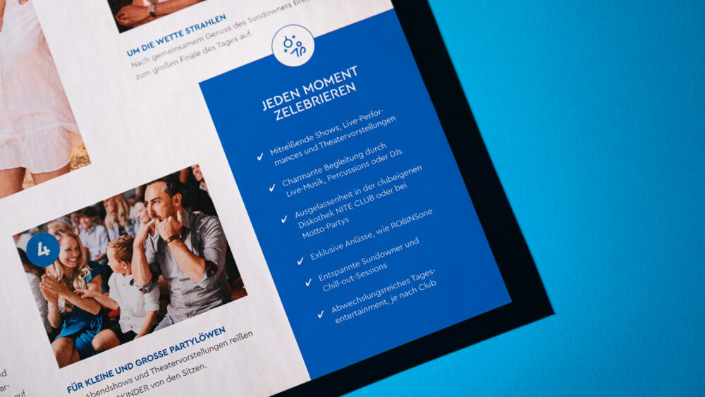 Kochstrasse for ROBINSON – Ein Katalog, der mehr ist
Für ROBINSON haben wir den Ganzjahreskatalog 24/25 komplett neu gedacht. Unser Ziel: Inspiration statt Information. Emotionen statt Standard. Das Ergebnis ist ein Wendekatalog, der unsere Zielgruppen auf zwei einzigartige Reisen mitnimmt – inklusive eines interaktiven Gewinnspiels in der Mitte.
🔹 Storytelling trifft Gestaltung
Hinter dem „weißen Titel“ stehen die 26 ROBINSON-Clubs – jeder Club als individuelles Erlebnis. Reiseberichte, Interviews, Bilderstrecken oder To-Do-Listen vermitteln authentische Eindrücke und erleichtern die Buchungsentscheidung emotional.
🔹 Marke mit Tiefgang
Der „blaue Titel“ bringt die zentralen Markenelemente auf den Punkt: Entertainment, Kulinarik, Sport, WellFit® und Kinderbetreuung. Alles nahtlos eingebettet in die „Happy Faces“-Kampagne, um eine starke visuelle und inhaltliche Verbindung zu schaffen.
🔹 Print & Digital perfekt verzahnt Jede Club-Visitenkarte verknüpft den Print-Katalog mit dem digitalen ROB - MAG, wo Gäste tiefer eintauchen können.
Zur Kampagne haben wir den Spot „Der neue Katalog ist da – Jetzt eintauchen“ konzipiert. Eine bildgewaltige Reise, in der eine Frau träumerisch in die ROBINSON-Welten eintaucht – inspiriert durch den neuen Katalog.
Das Ergebnis: Ein Katalog, der nicht nur informiert, sondern begeistert – und eine Marke, die durch Storytelling noch stärker erlebbar wird.