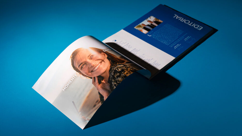Kochstrasse for ROBINSON – Ein Katalog, der mehr ist
Für ROBINSON haben wir den Ganzjahreskatalog 24/25 komplett neu gedacht. Unser Ziel: Inspiration statt Information. Emotionen statt Standard. Das Ergebnis ist ein Wendekatalog, der unsere Zielgruppen auf zwei einzigartige Reisen mitnimmt – inklusive eines interaktiven Gewinnspiels in der Mitte.
🔹 Storytelling trifft Gestaltung
Hinter dem „weißen Titel“ stehen die 26 ROBINSON-Clubs – jeder Club als individuelles Erlebnis. Reiseberichte, Interviews, Bilderstrecken oder To-Do-Listen vermitteln authentische Eindrücke und erleichtern die Buchungsentscheidung emotional.
🔹 Marke mit Tiefgang
Der „blaue Titel“ bringt die zentralen Markenelemente auf den Punkt: Entertainment, Kulinarik, Sport, WellFit® und Kinderbetreuung. Alles nahtlos eingebettet in die „Happy Faces“-Kampagne, um eine starke visuelle und inhaltliche Verbindung zu schaffen.
🔹 Print & Digital perfekt verzahnt Jede Club-Visitenkarte verknüpft den Print-Katalog mit dem digitalen ROB - MAG, wo Gäste tiefer eintauchen können.
Zur Kampagne haben wir den Spot „Der neue Katalog ist da – Jetzt eintauchen“ konzipiert. Eine bildgewaltige Reise, in der eine Frau träumerisch in die ROBINSON-Welten eintaucht – inspiriert durch den neuen Katalog.
Das Ergebnis: Ein Katalog, der nicht nur informiert, sondern begeistert – und eine Marke, die durch Storytelling noch stärker erlebbar wird.