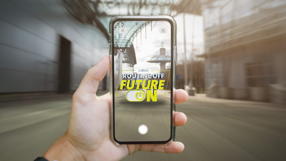 Success Story: LIGNA ’25 – 50 Jahre Zukunft – „Routine off, future on.“ Kampagne, Markenversprechen und Jubiläumskommunikation für die Weltleitmesse der Holzbe- und -verarbeitungsbranche – LIGNA ’25. Zur Feier ihres 50-jährigen Jubiläums erhielt die LIGNA – Weltleitmesse der Holzbe- und -verarbeitungsbranche – eine neue strategische und kreative Ausrichtung. Kochstrasse™ entwickelte im Auftrag der Deutschen Messe AG das Markenversprechen, das Kampagnenmotto, ein Jubiläumslogo und eine internationale Aktivierungskampagne für die LIGNA ’25. Im Zentrum der Jubiläumskampagne steht das Motto: „Routine off, future on.“ Ein starker kognitiver Reiz, der auf Neurologie basiert: Die Formulierung aktiviert zwei entgegengesetzte Handlungssysteme im Gehirn – Abschalten und Aufbrechen versus Aufdrehen und Vorangehen. Die Folge: gesteigerte Aufmerksamkeit, höhere Memorierbarkeit und eine emotionale Verankerung der Botschaft im semantischen Langzeitgedächtnis. Kurz: mehr Wirkung pro Kontakt. Das passende Brand Promise – „Linking people, driving innovation.“ – spiegelt die LIGNA als Matchmaker und Innovator: als Plattform, auf der aus Kontakten Zukunft wird. Die Keyvisuals greifen diese Haltung auf, differenzieren die drei Kernzielgruppen (Forst, Handwerk, Industrie) und bilden das kreative Rückgrat aller Maßnahmen – von Digital bis Print, von Social bis Raum. Ein besonderer Sidekick: die zentrale Botschaft wurde als Augmented-Reality-Erlebnis umgesetzt – interaktiv, erlebbar und teilbar. So wird das Jubiläum zum Zukunftsversprechen. LIGNA feiert 50 Jahre Zukunft – und Kochstrasse macht sie sichtbar.
Eine Kampagne, die Markenwirkung mit Erlebnis verbindet. International. Emotional. Zukunftssicher.