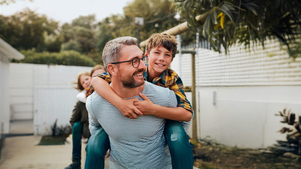 Alltäglich gesünder Kanalübergreifende Wechselkampagne für die AOK Niedersachsen. Klar: Auf die eigene Gesundheit zu achten, ist überaus wichtig. Aber: Im Alltag stellt sich das – parallel zum Familien- und/oder Arbeitsalltag häufig gar nicht so leicht dar. Es sei denn, man hat einen Gesundheitspartner wie die AOK Niedersachsen an der Seite. Schließlich weiß die Gesundheitskasse AOK, wie herausfordernd ein gesundheitsorientierter Lebensstil zwischen Meeting und Elterntaxi, Videocall und Klassenkonferenz sein kann. Darum bietet die AOK allerlei Angebote und Services, die unkompliziert dabei helfen, alltäglich gesünder zu werden und zu bleiben: allen voran die starken Mehrleistungen, mit denen sich Gesundheitsvorsorge ganz individuell umsetzen lässt – eben so, wie sie zum eigenen Leben passt. Die Botschaft „Alltäglich gesünder“ haben wir im Rahmen der Kombi-Kampagne an Fremdversicherte Berufstätige und Familien in Niedersachsen ausgerollt, um diese von der AOK und einem Wechsel zur Gesundheitskasse zu überzeugen. In Phase 1 ging es uns darum, die Botschaft aufmerksamkeitsstark in Szene zu setzen und in die Köpfe der Zielgruppe zu bekommen. Anschließend haben wir in Phase 2 dieses gewonnene Interesse mit rationalen Argumenten unterfüttert. Zentrales Element dieser Lead- und Conversion-optimierten Kampagne waren die Zielgruppen-spezifischen Landingpages, die mit digitalen Infopaketen, bedarfsorientierten Argumentationsstrecken sowie je einem Gewinnspiel für Familien und Berufstätige aufgewertet wurden. Gefüttert wurden diese Landingpages zum Beispiel über Organic- und Paid-Content im Meta-Universum (Instagram und Facebook), TikTok-, Pinterest- und LinkedIn-Ads, Werbeanzeigen auf YouTube, Amazon Prime, Sky sowie Spotify. Zusätzlich wurden Native Ads über verschiedene Werbenetzwerke distribuiert, darunter auch auf der Online-Arztterminbuchungs-Plattform Doctolib – eine Premiere für die AOK Niedersachsen. Ergänzend dazu wurde auch „analog“ um das Interesse der Zielgruppen beworben: beispielsweise über entsprechende Werbematerialien in den Servicezentren der AOK Niedersachsen, Out-of-home-Maßnahmen, Radiospots und viele weitere.