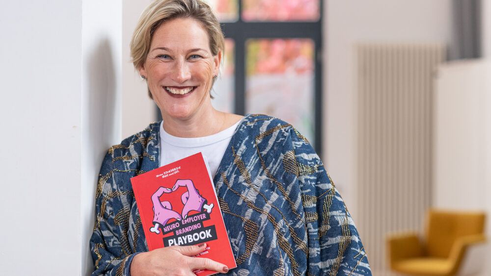 Wenn Talente nicht bleiben, Kultur sich leer anfühlt und Recruiting nur noch Stress ist – liegt’s selten am Markt. Meistens liegt’s daran, dass eure Marke nichts mehr im Kopf auslöst. Darum verbinden wir Neurowissenschaften mit herausragender Kreativität zu Neuro Employer Branding. Für Arbeitgebermarken, die anziehen, halten – und vorwärts bringen.
