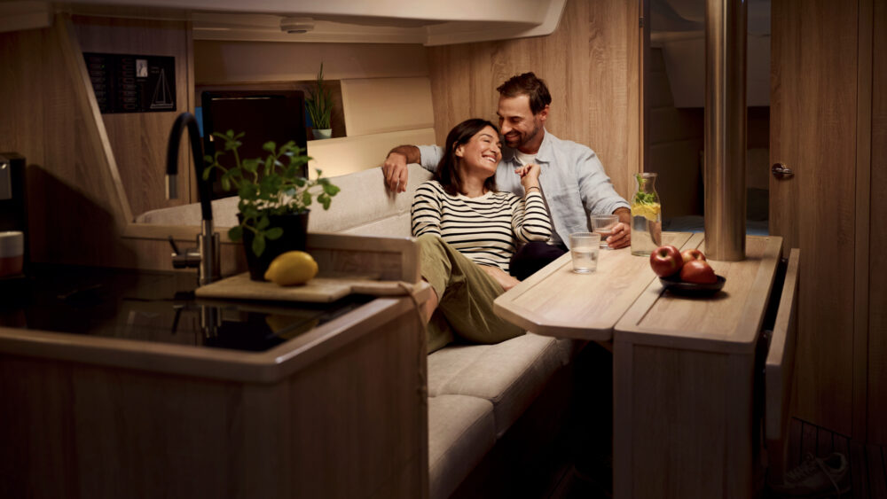 VARTA® Li-Ion: Make Anywhere Your Favorite Place.  Ein Kampagnenlaunch, der elektrisiert – von der ersten Idee bis zum internationalen Rollout. Mit der neuen Lithium-Ionen-Batterie bringt VARTA® Energie dorthin, wo die besten Abenteuer beginnen: in Camper, Wohnmobile und Boote. Wenn smarte Technik auf grenzenlose Freiheit trifft, entstehen Erlebnisse, die verbinden – und ein Leben lang in Erinnerung bleiben. Die zentrale Leitidee „Make Anywhere Your Favorite Place.“ transportiert genau dieses Lebensgefühl: unabhängig sein, unterwegs leben, Lieblingsorte entdecken. Ziel war es, die Batterie nicht nur als Lösung zu kommunizieren, sondern als Lebensgefühl – für alle, die unterwegs zuhause sind. Und das länderübergreifend in DACH, Frankreich, Benelux und den Nordics. Mit einer Kampagne, die technologische Stärke mit der Sehnsucht nach Freiheit verbindet – und dabei sowohl B2C als auch B2B erreicht. Gemeinsam mit dem Kunden haben wir Insights geschärft, Zielgruppenbedürfnisse definiert und eine Kampagne entwickelt, die in Bildsprache, Tonalität und Dramaturgie genau dort ansetzt, wo Emotion und Technik sich treffen. Die Kampagne besticht durch konsequent gestaltete Touchpoints und emotional aufgeladene Assets. In mehreren europäischen Märkten ausgerollt, sorgte sie für hohe Sichtbarkeit, eine klare Botschaft und starke Markenwirkung. Ob im Handel, in Social Media oder am Point of Sale: Die neue VARTA Li-Ion wurde als echte Innovation wahrgenommen – technisch überzeugend, emotional inszeniert und passgenau auf die Zielgruppen ausgerichtet. Der Launch markierte einen wichtigen Meilenstein für VARTA® im internationalen Freizeitsegment – und einen Schritt hin zur emotional aufgeladenen Marke. Dieses Projekt zeigt, was entsteht, wenn Strategie, Kreativität und starke Zusammenarbeit aufeinandertreffen: eine internationale Kampagne mit Haltung, Herz und Handwerk – für ein Produkt, das Energie neu definiert. Danke, Clarios. Für die Freiheit. Und für die Energie.
