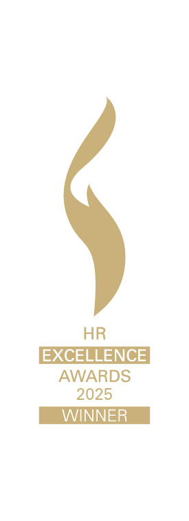 Storck und Kochstrasse gewinnen mit „Sweat Seat“ den Quadriga HR Excellence Award 2025 „Sweet Seat – Genau deins. Die Azubikampagne von Storck.“ in der Kategorie „Recruiting-Kampagne“ Wir haben mit Süßigkeiten eine Erfolgsstory geschrieben! Am 28. November wurden die Gewinnerinnen und Gewinner der Quadriga HR Excellence Awards 2025 im Tipi am Kanzleramt ausgezeichnet. Ein Event, bei dem erneut gezeigt wurde, wie kraftvoll, kreativ und innovativ modernes Personalmanagement heute sein kann. Über 350 Einreichungen, 155 Shortlist-Nominierte und über 150 Live-Pitches in 34 Kategorien machten die Vielfalt der HR-Innovation sichtbar. 36 Gewinner-Teams wurden schlussendlich für ihre herausragenden Leistungen mit dem begehrten Flammenpokal ausgezeichnet. 🏆 Voller Stolz halten wir den HR EXCELLENCE AWARD 2025 für die Storck Azubikampagne „Sweat Seat“ in den Händen. 🤩 Unsere Kampagne zeigt, was mit starkem Employer Branding, einer cleveren Social Media Strategie und einem großartigen Team möglich ist. 🙌 Die Zusammenarbeit mit Storck war zu jeder Zeit on point und die Zahlen sprechen für sich: Allein in den ersten Monaten konnten wir 18 Millionen Impressions erzielen und die Anzahl der Bewerbungen insgesamt verdreifachen. 🤯 Wenn das kein Grund zum Feiern ist. 🎉 Danke an alle, die diese Kampagne möglich gemacht haben. 🧡 Wir bringen Employer Branding auf das nächste Level! 🚀