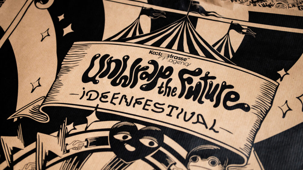 🎄 Wrapping XMAS Gift 2025 – Unwrap the Future Im fünften Winter unseres Geschenkpapiers sagen wir: Unwrap the Future. Weihnachten ist Dopamin, Oxytocin und Gänsehaut. Dieses Papier ist Trigger und Startknopf: Wickle Wärme ein, falte Zweifel klein, binde Mut drumrum. Tadaa. 🎄 Von Herzen wünschen wir dir und deinen Liebsten eine besinnliche Weihnachtszeit und ein wunderbares, inspirierendes und natürlich mutiges Jahr 2026. Limited Edition Geschenkpapier, 6 Motive auf 3 Bögen, 50 x 70 cm – Danke an all unsere Kolleg:innen, die es wieder geschafft haben, in der Gestaltung einen draufzulegen – und an HRD für die Produktion.