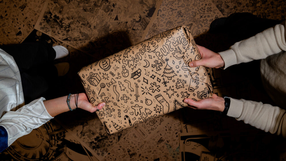 🎄 Wrapping XMAS Gift 2025 – Unwrap the Future Im fünften Winter unseres Geschenkpapiers sagen wir: Unwrap the Future. Weihnachten ist Dopamin, Oxytocin und Gänsehaut. Dieses Papier ist Trigger und Startknopf: Wickle Wärme ein, falte Zweifel klein, binde Mut drumrum. Tadaa. 🎄 Von Herzen wünschen wir dir und deinen Liebsten eine besinnliche Weihnachtszeit und ein wunderbares, inspirierendes und natürlich mutiges Jahr 2026. Limited Edition Geschenkpapier, 6 Motive auf 3 Bögen, 50 x 70 cm – Danke an all unsere Kolleg:innen, die es wieder geschafft haben, in der Gestaltung einen draufzulegen – und an HRD für die Produktion.