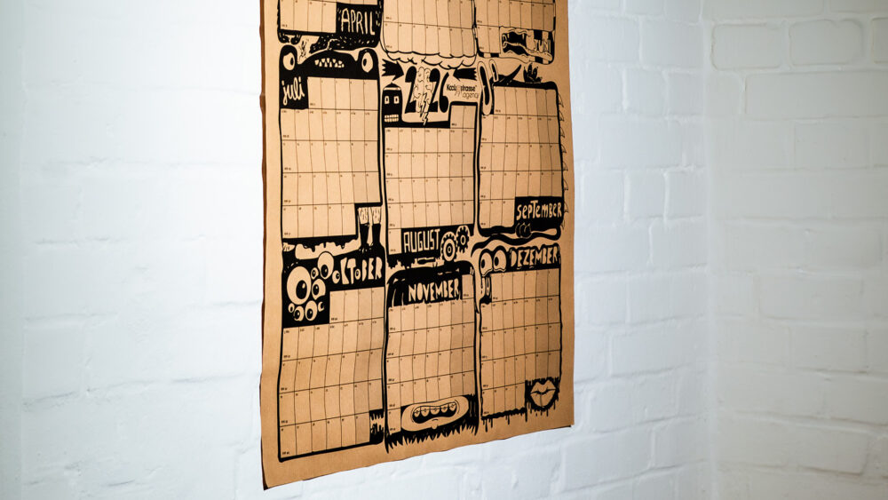 🎄 Wrapping XMAS Gift 2025 – Unwrap the Future Im fünften Winter unseres Geschenkpapiers sagen wir: Unwrap the Future. Weihnachten ist Dopamin, Oxytocin und Gänsehaut. Dieses Papier ist Trigger und Startknopf: Wickle Wärme ein, falte Zweifel klein, binde Mut drumrum. Tadaa. 🎄 Von Herzen wünschen wir dir und deinen Liebsten eine besinnliche Weihnachtszeit und ein wunderbares, inspirierendes und natürlich mutiges Jahr 2026. Limited Edition Geschenkpapier, 6 Motive auf 3 Bögen, 50 x 70 cm – Danke an all unsere Kolleg:innen, die es wieder geschafft haben, in der Gestaltung einen draufzulegen – und an HRD für die Produktion.