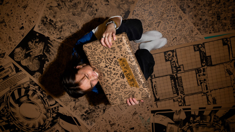 🎄 Wrapping XMAS Gift 2025 – Unwrap the Future Im fünften Winter unseres Geschenkpapiers sagen wir: Unwrap the Future. Weihnachten ist Dopamin, Oxytocin und Gänsehaut. Dieses Papier ist Trigger und Startknopf: Wickle Wärme ein, falte Zweifel klein, binde Mut drumrum. Tadaa. 🎄 Von Herzen wünschen wir dir und deinen Liebsten eine besinnliche Weihnachtszeit und ein wunderbares, inspirierendes und natürlich mutiges Jahr 2026. Limited Edition Geschenkpapier, 6 Motive auf 3 Bögen, 50 x 70 cm – Danke an all unsere Kolleg:innen, die es wieder geschafft haben, in der Gestaltung einen draufzulegen – und an HRD für die Produktion.