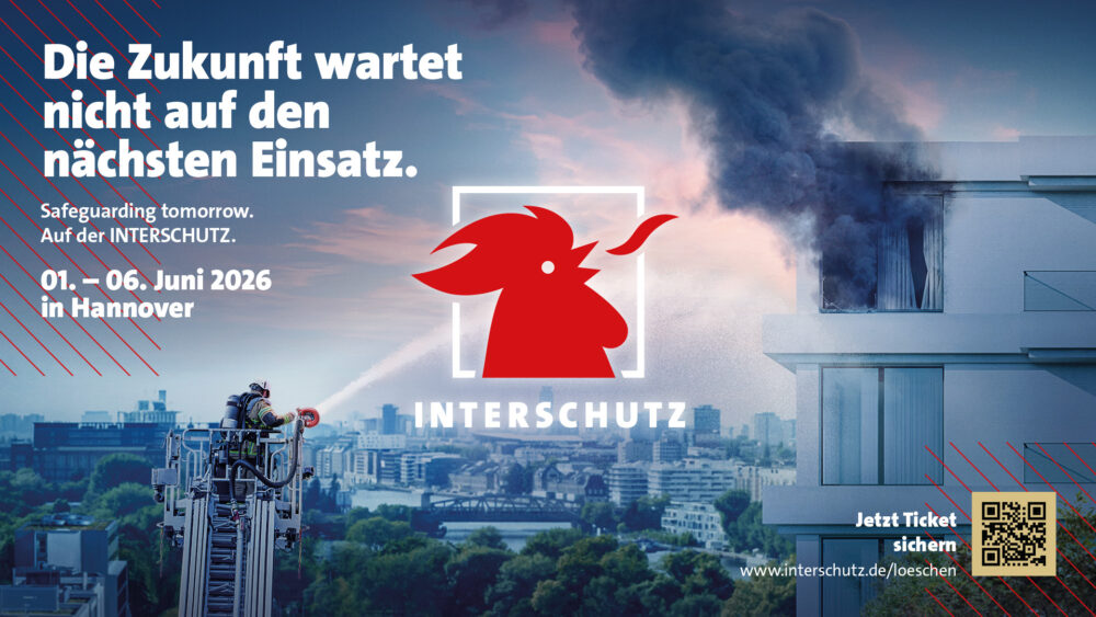 Safeguarding tomorrow. - Rebranding, Brand Promise und Kampagne zur INTERSCHUTZ 2026 - Was bedeutet Sicherheit in einer Welt, in der Krisen komplexer, Einsätze unberechenbarer und Anforderungen an Prävention, Technologie und Zusammenarbeit immer größer werden? Für die INTERSCHUTZ lautet die Antwort: Safeguarding tomorrow. Gemeinsam mit der Deutschen Messe AG hat Kochstrasse™ die international führende Messe für Feuerwehr, Rettungswesen und Bevölkerungsschutz strategisch und gestalterisch neu ausgerichtet – mit einem klaren Brand Promise, einem konsequent zukunftsgerichteten Rebranding und einer Kampagne, die die Relevanz der Marke neu sichtbar macht. Ziel war dabei nie ein rein kosmetisches Update. Es ging darum, die INTERSCHUTZ als das zu positionieren, was sie heute und morgen sein muss: eine unverzichtbare internationale Plattform für alle, die Sicherheit aktiv gestalten. Eine Messemarke, die Menschen, Technologien, Organisationen und Ideen zusammenbringt, um den Schutz von morgen schon heute zu denken – und vor allem erlebbar zu machen. Genau daraus entstand das neu konzipierte Brand Promise „Safeguarding tomorrow.“: eine Verdichtung von Haltung, Anspruch und Mission in zwei Worten. Es macht deutlich, dass die INTERSCHUTZ Sicherheit nicht nur zeigt, sondern Zukunftsschutz aktiv mit vorantreibt. Auf dieser strategischen Basis entwickelten wir eine neue Markenidentität, die der Größe und Bedeutung der INTERSCHUTZ gerecht wird. Das Rebranding übersetzt die Welt von Feuerwehr, Rettungswesen, Bevölkerungsschutz und Behörden in eine klare, kraftvolle und moderne Gestaltung. Farben, Formen und grafische Elemente sind sichtbar von der Realität der Einsatzkräfte inspiriert: von Warnwirkung, Orientierung, Ausrüstung, Materialität und Einsatzumfeldern. So entsteht ein Designsystem, das sowohl präzise und funktional als auch emotional aufgeladen ist. Ein zentraler visueller Code dieses Rebrandings ist das neue Logo. Der rote Hahn, seit Jahrzehnten prägendes Symbol der INTERSCHUTZ, wurde nicht einfach modernisiert, sondern neu ausgerichtet – im wörtlichen wie im übertragenen Sinn. Statt in die Vergangenheit zu schauen, blickt er jetzt in die Zukunft. Damit wurde aus einem vertrauten Zeichen ein klares Symbol für Fortschritt, Aufbruch und Zukunftsverantwortung. Genau diese Bewegung vom Gewohnten ins Kommende macht den Kern des Rebrandings aus. Aus dem neuen Markenfundament entstand im nächsten Schritt die Kampagnenidee für die INTERSCHUTZ 2026. Im Zentrum steht die strategisch-kommunikative Leitidee „Die Zukunft wartet nicht.“ Sie übersetzt das Brand Promise in eine aktivierende Besucheransprache und macht aus Haltung konkrete Relevanz. Denn wer im Kontext von Civil Protection Verantwortung trägt, weiß: Entscheidungen, Vorbereitung und Handlungsfähigkeit lassen sich nicht vertagen. Die Kampagne bringt genau dieses Spannungsfeld auf den Punkt. Die Headline wurde als rollierendes System für die unterschiedlichen Zielgruppen weitergedacht. So entstanden spezifische Motive für Feuerwehr, Rettungswesen, Bevölkerungsschutz und Behörden – jeweils mit einer eigenen Zuspitzung, aber unter einer gemeinsamen Klammer. Aus „Safeguarding tomorrow.“ wird dadurch eine Kampagne mit systemischer Kraft: anschlussfähig für verschiedene Perspektiven, international einsetzbar und in Deutsch wie Englisch ausrollbar. Das Ergebnis ist mehr als ein neues Erscheinungsbild. Es ist eine weiterentwickelte Messemarke mit klarem Zukunftsanspruch. Eine Marke, die in einer Zeit wachsender globaler Herausforderungen nicht nur informiert, sondern Orientierung gibt. Eine Marke, die Größe, Bedeutung und Strahlkraft besitzt – und dabei menschlich, zugänglich und relevant bleibt. Mit „Safeguarding tomorrow.“ positioniert sich die INTERSCHUTZ als internationaler Zukunftstreiber für Feuerwehr, Rettungswesen und Bevölkerungsschutz – und macht den Schutz von morgen schon heute zur gemeinsamen Aufgabe. „Mit Safeguarding tomorrow. – dem Motto der INTERSCHUTZ 2026 – haben wir eine Punktlandung hingelegt. Nicht nur greifen es viele INTERSCHUTZ-Aussteller bereits jetzt in ihren Bewerbungen und Standplanungen der Messe auf, es wird auch von neu gewonnenen Partnern hervorragend getragen. So stellt beispielsweise die FEU, die Federation of EUropean fire officers, die Premiere ihrer Leadership-Konferenz in Hannover während der INTERSCHUTZ ebenfalls unter das Motto Safeguarding tomorrow. Dass das Motto inhaltlich darüber hinaus so passgenau und mit wenigen Worten das beschreibt, worum es uns geht – die Zukunft schützen – ist sozusagen the icing on the cake.“ Zitat Bernd Heinold, Head of INTERSCHUTZ