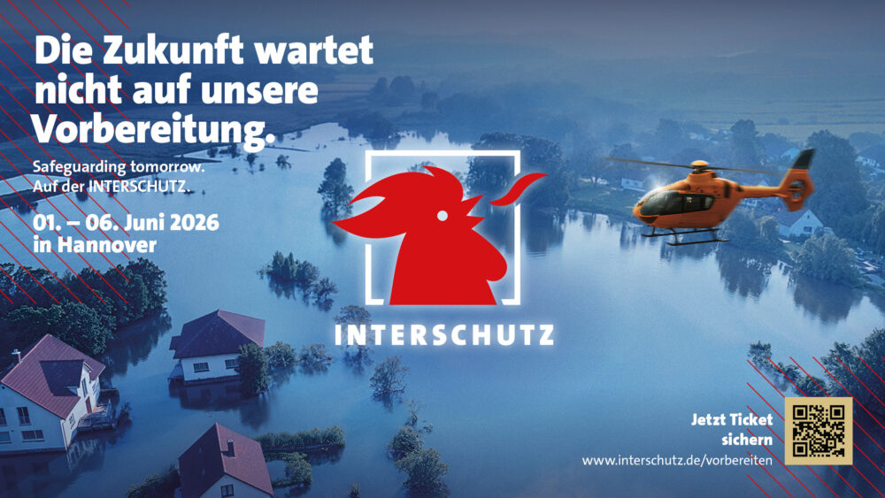 Safeguarding tomorrow. - Rebranding, Brand Promise und Kampagne zur INTERSCHUTZ 2026 - Was bedeutet Sicherheit in einer Welt, in der Krisen komplexer, Einsätze unberechenbarer und Anforderungen an Prävention, Technologie und Zusammenarbeit immer größer werden? Für die INTERSCHUTZ lautet die Antwort: Safeguarding tomorrow. Gemeinsam mit der Deutschen Messe AG hat Kochstrasse™ die international führende Messe für Feuerwehr, Rettungswesen und Bevölkerungsschutz strategisch und gestalterisch neu ausgerichtet – mit einem klaren Brand Promise, einem konsequent zukunftsgerichteten Rebranding und einer Kampagne, die die Relevanz der Marke neu sichtbar macht. Ziel war dabei nie ein rein kosmetisches Update. Es ging darum, die INTERSCHUTZ als das zu positionieren, was sie heute und morgen sein muss: eine unverzichtbare internationale Plattform für alle, die Sicherheit aktiv gestalten. Eine Messemarke, die Menschen, Technologien, Organisationen und Ideen zusammenbringt, um den Schutz von morgen schon heute zu denken – und vor allem erlebbar zu machen. Genau daraus entstand das neu konzipierte Brand Promise „Safeguarding tomorrow.“: eine Verdichtung von Haltung, Anspruch und Mission in zwei Worten. Es macht deutlich, dass die INTERSCHUTZ Sicherheit nicht nur zeigt, sondern Zukunftsschutz aktiv mit vorantreibt. Auf dieser strategischen Basis entwickelten wir eine neue Markenidentität, die der Größe und Bedeutung der INTERSCHUTZ gerecht wird. Das Rebranding übersetzt die Welt von Feuerwehr, Rettungswesen, Bevölkerungsschutz und Behörden in eine klare, kraftvolle und moderne Gestaltung. Farben, Formen und grafische Elemente sind sichtbar von der Realität der Einsatzkräfte inspiriert: von Warnwirkung, Orientierung, Ausrüstung, Materialität und Einsatzumfeldern. So entsteht ein Designsystem, das sowohl präzise und funktional als auch emotional aufgeladen ist. Ein zentraler visueller Code dieses Rebrandings ist das neue Logo. Der rote Hahn, seit Jahrzehnten prägendes Symbol der INTERSCHUTZ, wurde nicht einfach modernisiert, sondern neu ausgerichtet – im wörtlichen wie im übertragenen Sinn. Statt in die Vergangenheit zu schauen, blickt er jetzt in die Zukunft. Damit wurde aus einem vertrauten Zeichen ein klares Symbol für Fortschritt, Aufbruch und Zukunftsverantwortung. Genau diese Bewegung vom Gewohnten ins Kommende macht den Kern des Rebrandings aus. Aus dem neuen Markenfundament entstand im nächsten Schritt die Kampagnenidee für die INTERSCHUTZ 2026. Im Zentrum steht die strategisch-kommunikative Leitidee „Die Zukunft wartet nicht.“ Sie übersetzt das Brand Promise in eine aktivierende Besucheransprache und macht aus Haltung konkrete Relevanz. Denn wer im Kontext von Civil Protection Verantwortung trägt, weiß: Entscheidungen, Vorbereitung und Handlungsfähigkeit lassen sich nicht vertagen. Die Kampagne bringt genau dieses Spannungsfeld auf den Punkt. Die Headline wurde als rollierendes System für die unterschiedlichen Zielgruppen weitergedacht. So entstanden spezifische Motive für Feuerwehr, Rettungswesen, Bevölkerungsschutz und Behörden – jeweils mit einer eigenen Zuspitzung, aber unter einer gemeinsamen Klammer. Aus „Safeguarding tomorrow.“ wird dadurch eine Kampagne mit systemischer Kraft: anschlussfähig für verschiedene Perspektiven, international einsetzbar und in Deutsch wie Englisch ausrollbar. Das Ergebnis ist mehr als ein neues Erscheinungsbild. Es ist eine weiterentwickelte Messemarke mit klarem Zukunftsanspruch. Eine Marke, die in einer Zeit wachsender globaler Herausforderungen nicht nur informiert, sondern Orientierung gibt. Eine Marke, die Größe, Bedeutung und Strahlkraft besitzt – und dabei menschlich, zugänglich und relevant bleibt. Mit „Safeguarding tomorrow.“ positioniert sich die INTERSCHUTZ als internationaler Zukunftstreiber für Feuerwehr, Rettungswesen und Bevölkerungsschutz – und macht den Schutz von morgen schon heute zur gemeinsamen Aufgabe. „Mit Safeguarding tomorrow. – dem Motto der INTERSCHUTZ 2026 – haben wir eine Punktlandung hingelegt. Nicht nur greifen es viele INTERSCHUTZ-Aussteller bereits jetzt in ihren Bewerbungen und Standplanungen der Messe auf, es wird auch von neu gewonnenen Partnern hervorragend getragen. So stellt beispielsweise die FEU, die Federation of EUropean fire officers, die Premiere ihrer Leadership-Konferenz in Hannover während der INTERSCHUTZ ebenfalls unter das Motto Safeguarding tomorrow. Dass das Motto inhaltlich darüber hinaus so passgenau und mit wenigen Worten das beschreibt, worum es uns geht – die Zukunft schützen – ist sozusagen the icing on the cake.“ Zitat Bernd Heinold, Head of INTERSCHUTZ
