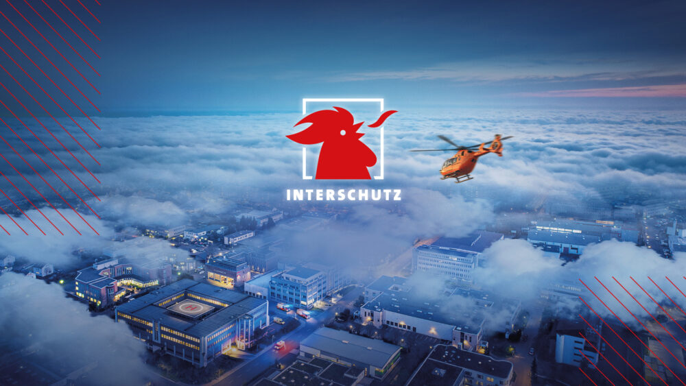Safeguarding tomorrow. - Rebranding, Brand Promise und Kampagne zur INTERSCHUTZ 2026 - Was bedeutet Sicherheit in einer Welt, in der Krisen komplexer, Einsätze unberechenbarer und Anforderungen an Prävention, Technologie und Zusammenarbeit immer größer werden? Für die INTERSCHUTZ lautet die Antwort: Safeguarding tomorrow. Gemeinsam mit der Deutschen Messe AG hat Kochstrasse™ die international führende Messe für Feuerwehr, Rettungswesen und Bevölkerungsschutz strategisch und gestalterisch neu ausgerichtet – mit einem klaren Brand Promise, einem konsequent zukunftsgerichteten Rebranding und einer Kampagne, die die Relevanz der Marke neu sichtbar macht. Ziel war dabei nie ein rein kosmetisches Update. Es ging darum, die INTERSCHUTZ als das zu positionieren, was sie heute und morgen sein muss: eine unverzichtbare internationale Plattform für alle, die Sicherheit aktiv gestalten. Eine Messemarke, die Menschen, Technologien, Organisationen und Ideen zusammenbringt, um den Schutz von morgen schon heute zu denken – und vor allem erlebbar zu machen. Genau daraus entstand das neu konzipierte Brand Promise „Safeguarding tomorrow.“: eine Verdichtung von Haltung, Anspruch und Mission in zwei Worten. Es macht deutlich, dass die INTERSCHUTZ Sicherheit nicht nur zeigt, sondern Zukunftsschutz aktiv mit vorantreibt. Auf dieser strategischen Basis entwickelten wir eine neue Markenidentität, die der Größe und Bedeutung der INTERSCHUTZ gerecht wird. Das Rebranding übersetzt die Welt von Feuerwehr, Rettungswesen, Bevölkerungsschutz und Behörden in eine klare, kraftvolle und moderne Gestaltung. Farben, Formen und grafische Elemente sind sichtbar von der Realität der Einsatzkräfte inspiriert: von Warnwirkung, Orientierung, Ausrüstung, Materialität und Einsatzumfeldern. So entsteht ein Designsystem, das sowohl präzise und funktional als auch emotional aufgeladen ist. Ein zentraler visueller Code dieses Rebrandings ist das neue Logo. Der rote Hahn, seit Jahrzehnten prägendes Symbol der INTERSCHUTZ, wurde nicht einfach modernisiert, sondern neu ausgerichtet – im wörtlichen wie im übertragenen Sinn. Statt in die Vergangenheit zu schauen, blickt er jetzt in die Zukunft. Damit wurde aus einem vertrauten Zeichen ein klares Symbol für Fortschritt, Aufbruch und Zukunftsverantwortung. Genau diese Bewegung vom Gewohnten ins Kommende macht den Kern des Rebrandings aus. Aus dem neuen Markenfundament entstand im nächsten Schritt die Kampagnenidee für die INTERSCHUTZ 2026. Im Zentrum steht die strategisch-kommunikative Leitidee „Die Zukunft wartet nicht.“ Sie übersetzt das Brand Promise in eine aktivierende Besucheransprache und macht aus Haltung konkrete Relevanz. Denn wer im Kontext von Civil Protection Verantwortung trägt, weiß: Entscheidungen, Vorbereitung und Handlungsfähigkeit lassen sich nicht vertagen. Die Kampagne bringt genau dieses Spannungsfeld auf den Punkt. Die Headline wurde als rollierendes System für die unterschiedlichen Zielgruppen weitergedacht. So entstanden spezifische Motive für Feuerwehr, Rettungswesen, Bevölkerungsschutz und Behörden – jeweils mit einer eigenen Zuspitzung, aber unter einer gemeinsamen Klammer. Aus „Safeguarding tomorrow.“ wird dadurch eine Kampagne mit systemischer Kraft: anschlussfähig für verschiedene Perspektiven, international einsetzbar und in Deutsch wie Englisch ausrollbar. Das Ergebnis ist mehr als ein neues Erscheinungsbild. Es ist eine weiterentwickelte Messemarke mit klarem Zukunftsanspruch. Eine Marke, die in einer Zeit wachsender globaler Herausforderungen nicht nur informiert, sondern Orientierung gibt. Eine Marke, die Größe, Bedeutung und Strahlkraft besitzt – und dabei menschlich, zugänglich und relevant bleibt. Mit „Safeguarding tomorrow.“ positioniert sich die INTERSCHUTZ als internationaler Zukunftstreiber für Feuerwehr, Rettungswesen und Bevölkerungsschutz – und macht den Schutz von morgen schon heute zur gemeinsamen Aufgabe. „Mit Safeguarding tomorrow. – dem Motto der INTERSCHUTZ 2026 – haben wir eine Punktlandung hingelegt. Nicht nur greifen es viele INTERSCHUTZ-Aussteller bereits jetzt in ihren Bewerbungen und Standplanungen der Messe auf, es wird auch von neu gewonnenen Partnern hervorragend getragen. So stellt beispielsweise die FEU, die Federation of EUropean fire officers, die Premiere ihrer Leadership-Konferenz in Hannover während der INTERSCHUTZ ebenfalls unter das Motto Safeguarding tomorrow. Dass das Motto inhaltlich darüber hinaus so passgenau und mit wenigen Worten das beschreibt, worum es uns geht – die Zukunft schützen – ist sozusagen the icing on the cake.“ Zitat Bernd Heinold, Head of INTERSCHUTZ