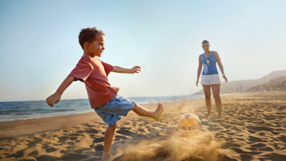 FEEL THE ROBINSON EFFECT – Mehr als Urlaub. Eine internationale Kampagne,  die ein Gefühl zur Marke macht. – Kochstrasse.agency for ROBINSON Urlaub ist beim Premium Cluburlaub Anbieter ROBINSON mehr als Erholung. Es geht um Momente, die etwas verändern — um Freiheit, Leichtigkeit und echte emotionale Bewegung. Mit „FEEL THE ROBINSON EFFECT“ haben wir eine internationale Kampagnenplattform entwickelt, die genau dieses Gefühl erlebbar macht: mit einer klaren Idee, einer ikonischen Bildsprache und einem skalierbaren System für unterschiedliche Märkte und Touchpoints. Die Kampagne ist Digital First gedacht und als 360-Grad-System angelegt — von Social, Programmatic, Display und Connected TV bis hin zu Print, Out-of-Home und Owned Media. Inhaltlich knüpft sie an das an, was Menschen heute wirklich suchen: Wellbeing, Begegnung und Erlebnisse, die bleiben. Oder, wie ROBINSON es selbst formuliert:   „Mit ‚FEEL THE ROBINSON EFFECT‘ verleihen wir der Marke  mehr emotionale Tiefe und schaffen eine Plattform.“