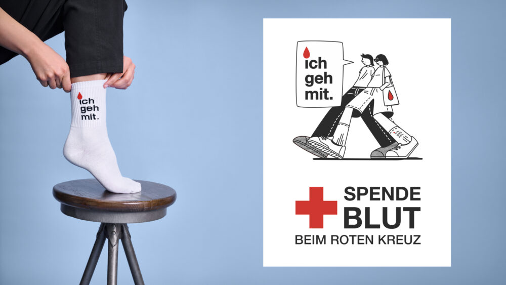 Weil wir miteinander mehr erreichen. Wie schafft man es, Menschen nicht nur zur Blutspende zu motivieren, sondern sie selbst zu Botschafter:innen für die gute Sache zu machen? Gemeinsam mit dem DRK-Blutspendedienst NSTOB entwickelte Kochstrasse™ eine Aktivierungskampagne, die Gemeinschaft, Haltung und soziale Dynamik in den Mittelpunkt stellt. Die Idee: Blutspender:innen motivieren Freund:innen zu ihrer ersten Blutspende – digital verbunden über die Blutspende-App und belohnt mit limitierten „Ich geh mit“-Socken sowie einem exklusiven „miteinander.“ Shirt. Aus einer einzelnen Blutspende wird so eine soziale Bewegung. Nicht allein helfen, sondern miteinander. Kochstrasse™ entwickelte die strategische Leitidee, die kommunikative Mechanik sowie die komplette kreative Inszenierung der Kampagne. Dazu gehörten Illustration, Film- und Fotoproduktion, Social-Media-Assets, Messaging und die emotionale Aufladung des Themas Blutspende für eine jüngere Zielgruppe. Statt klassischer Aufklärung setzt die Kampagne auf Zugehörigkeit, Freundschaft und gegenseitige Motivation. Blutspenden wird zum sozialen Statement. Im Zentrum steht die Erkenntnis: Menschen handeln häufiger, wenn andere Menschen mitgehen. Genau dieses neurowissenschaftliche Prinzip der sozialen Bestätigung übersetzt die Kampagne in eine einfache, aktivierende Mechanik – niedrigschwellig, emotional und shareable. Die Kampagne wurde kanalübergreifend ausgerollt und durch einen Spot sowie einen Erklärfilm begleitet. Weil wir miteinander mehr erreichen: https://www.blutspende-leben.de/miteinander