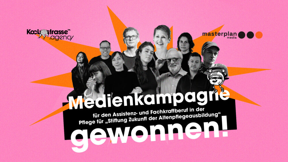 Bietergemeinschaft Kochstrasse™ und Masterplan Media gewinnt den Pitch „Stiftung Zukunft der Altenpflegeausbildung“ Ein starkes Zeichen für die Pflege in Niedersachsen: Die Bietergemeinschaft aus Kochstrasse (Hannover) und Masterplan Media (Hamburg) hat die Ausschreibung der „Stiftung Zukunft der Altenpflegeausbildung“ gewonnen. Gemeinsam werden sie die neue landesweite Kampagne verantworten, die die Pflegeberufe neu positioniert. Der Kern des Konzepts bricht mit klassischen Klischees und spielt im Kontext von Unsicherheit, KI-Disruption und digitalem Wandel. Die Kampagne setzt auf radikale Ehrlichkeit, um Vorurteile abzubauen und die Zielgruppen dort abzuholen, wo sie wirklich stehen. „Unser Ziel war es, ein Unternehmen für die Umsetzung einer Medienkampagne für die Berufe in der Pflege zu gewinnen, das die Kernidee „Pflege mit Perspektive“ ansprechend umsetzt. Wir sind sehr zuversichtlich, dass es uns gemeinsam gelingt, im positiven Sinne für Aufsehen zu sorgen und viele Menschen für die vielfältigen Berufe in der Pflege zu begeistern“, sagt Dr. Holger Steinwede, Geschäftsführer der Stiftung. „Wir kommunizieren hier nicht einfach nur ein Berufsbild, wir verändern eine Entscheidungsarchitektur. Dazu haben wir eine Sprache gefunden, die den Kern der Zeit trifft. Wir freuen uns sehr darauf, gemeinsam mit der Stiftung diese ehrliche und mutige Kommunikation umzusetzen.“ so Markus Kreykenbohm, Kreativchef Kochstrasse™. „Bei der Gewinnung und Überzeugung von passenden Fachkräften geht es um eine hohe Aufmerksamkeit und das Wecken des Interesses, aber auch um vertiefende Kontakte zur Begeisterung und Überzeugung. Die Media-Strategie setzt hierzu auf Sichtbarkeit, Präsenz und durchsetzungsstarke Medien, die gezielt die Zielgruppe erreicht und durch eine entsprechende Kontaktsteuerung überzeugt.“ Carsten Riemann-Kafsack, Geschäftsführer masterplan media. Mit einer Verzahnung aus neurowissenschaftlich fundierter Strategie und Kreation sowie einer hocheffizienten Mediaplanung wird die Kampagne zukünftig in ganz Niedersachsen sichtbar sein. Der Etat für diese landesweite Medienkampagne in Niedersachsen beläuft sich aus der Ausschreibung auf insgesamt 1.000.000 € netto für eine einjährige Zusammenarbeit. Dieser Budgetrahmen umfasst die komplette Entwicklung, Umsetzung und Mediaplanung der Kampagne.