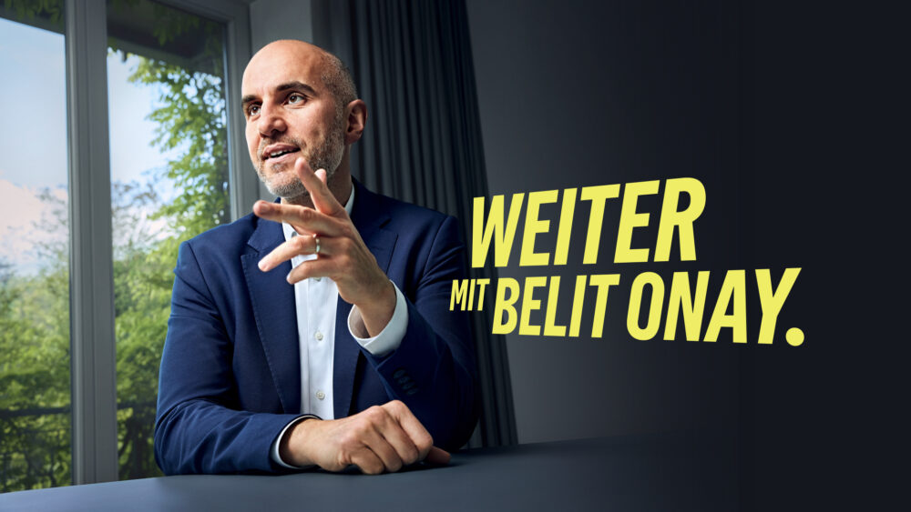 Kochstrasse.agency for BÜNDNIS 90/DIE GRÜNEN – Weiter. Was bewegen. Für Hannover. Zwei Aufgaben. Eine gemeinsame Bewegung für den Kommunalwahlkampf 2026 in Hannover. Zwei Aufgaben, zehn Motive, eine gemeinsame Bewegung: Für Oberbürgermeister Belit Onay und die Grünen Hannover haben wir ein Kampagnensystem entwickelt, das den amtierenden OB-Kandidaten und die grüne Partei zur Kommunalwahl 2026 sichtbar miteinander verbindet. Der Leitgedanke »Weiter« übersetzt Kontinuität und Fortschritt in eine klare Kandidatenmarke. Die gemeinsam mit Fotograf Sascha Wolters (https://saschawolters.de/) entwickelte Bildwelt zeigt Belit Onay als amtierenden Oberbürgermeister in Bewegung – im Dialog, im Tun, im Austausch. Lime als Signature-Farbe, dynamische Typografie und Illustrationen verlängern die Kampagne über Social Media, Sticker und Merch bis auf die Straße. So entstand ein Wahlkampf mit Haltung: progressiv genug, um aufzufallen, und breit genug, um Hannover mitzunehmen. So wurde aus »Weiter« mehr als ein Claim: eine gemeinsame Bewegung für Hannover.