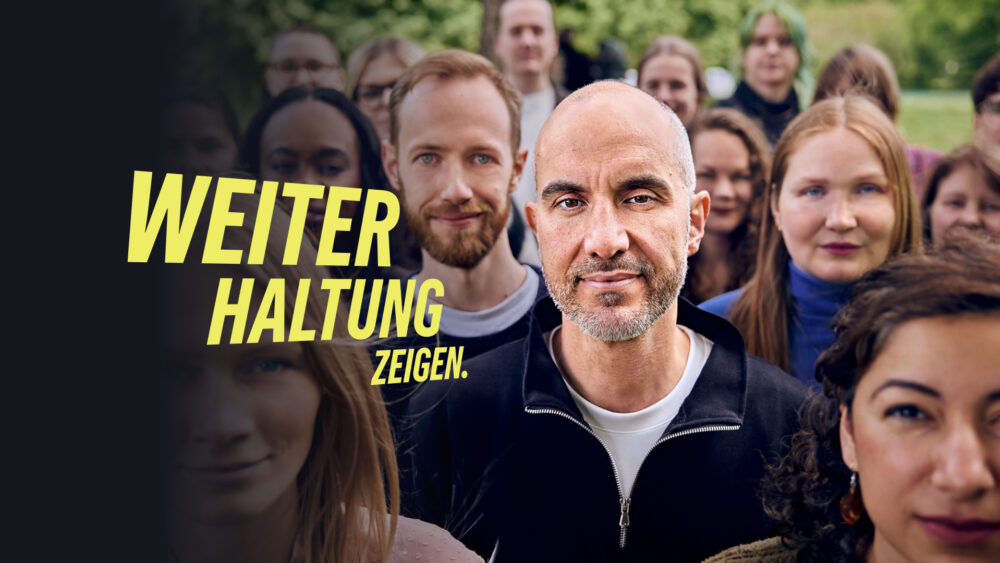 Kochstrasse.agency for BÜNDNIS 90/DIE GRÜNEN – Weiter. Was bewegen. Für Hannover. Zwei Aufgaben. Eine gemeinsame Bewegung für den Kommunalwahlkampf 2026 in Hannover. Zwei Aufgaben, zehn Motive, eine gemeinsame Bewegung: Für Oberbürgermeister Belit Onay und die Grünen Hannover haben wir ein Kampagnensystem entwickelt, das den amtierenden OB-Kandidaten und die grüne Partei zur Kommunalwahl 2026 sichtbar miteinander verbindet. Der Leitgedanke »Weiter« übersetzt Kontinuität und Fortschritt in eine klare Kandidatenmarke. Die gemeinsam mit Fotograf Sascha Wolters (https://saschawolters.de/) entwickelte Bildwelt zeigt Belit Onay als amtierenden Oberbürgermeister in Bewegung – im Dialog, im Tun, im Austausch. Lime als Signature-Farbe, dynamische Typografie und Illustrationen verlängern die Kampagne über Social Media, Sticker und Merch bis auf die Straße. So entstand ein Wahlkampf mit Haltung: progressiv genug, um aufzufallen, und breit genug, um Hannover mitzunehmen. So wurde aus »Weiter« mehr als ein Claim: eine gemeinsame Bewegung für Hannover.