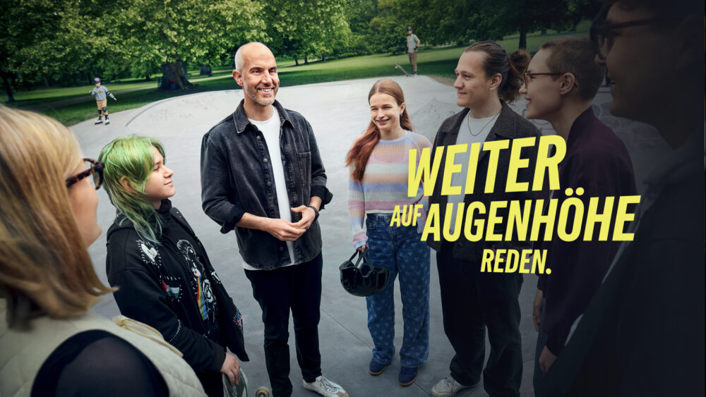 Kochstrasse.agency for BÜNDNIS 90/DIE GRÜNEN – Weiter. Was bewegen. Für Hannover. Zwei Aufgaben. Eine gemeinsame Bewegung für den Kommunalwahlkampf 2026 in Hannover. Zwei Aufgaben, zehn Motive, eine gemeinsame Bewegung: Für Oberbürgermeister Belit Onay und die Grünen Hannover haben wir ein Kampagnensystem entwickelt, das den amtierenden OB-Kandidaten und die grüne Partei zur Kommunalwahl 2026 sichtbar miteinander verbindet. Der Leitgedanke »Weiter« übersetzt Kontinuität und Fortschritt in eine klare Kandidatenmarke. Die gemeinsam mit Fotograf Sascha Wolters (https://saschawolters.de/) entwickelte Bildwelt zeigt Belit Onay als amtierenden Oberbürgermeister in Bewegung – im Dialog, im Tun, im Austausch. Lime als Signature-Farbe, dynamische Typografie und Illustrationen verlängern die Kampagne über Social Media, Sticker und Merch bis auf die Straße. So entstand ein Wahlkampf mit Haltung: progressiv genug, um aufzufallen, und breit genug, um Hannover mitzunehmen. So wurde aus »Weiter« mehr als ein Claim: eine gemeinsame Bewegung für Hannover.
